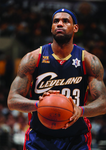 阿斯顿维拉在埃梅里带领下强势冲击英超争冠，与阿森纳激烈争夺榜首。（埃梅里率领阿斯顿维拉强势冲击英超冠军，与阿森纳上演榜首对决）