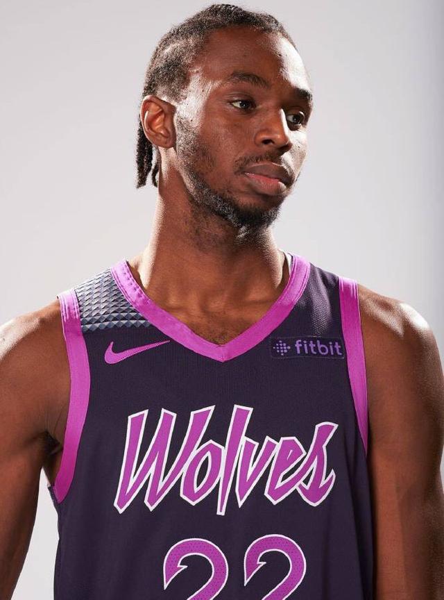 欧文突破防守助攻制胜（欧文突破撕裂防线送出致胜助攻）