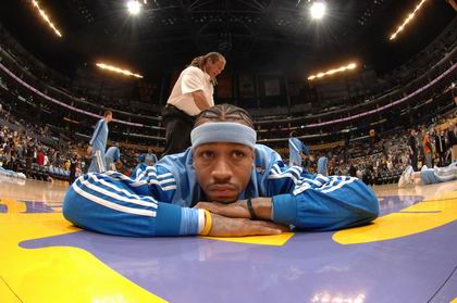 世体：巴萨凌晨抵达西班牙，为让球员休息弗里克取消次日训练（世体：巴萨凌晨返西班牙，弗里克为球员休整取消明日训练）