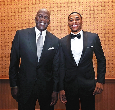 场边这一幕，比比分更残酷（比分之外，场边一幕更扎心）